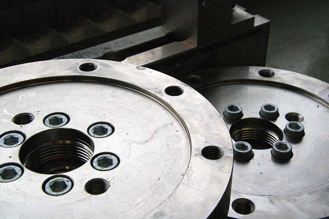 Thread cutting